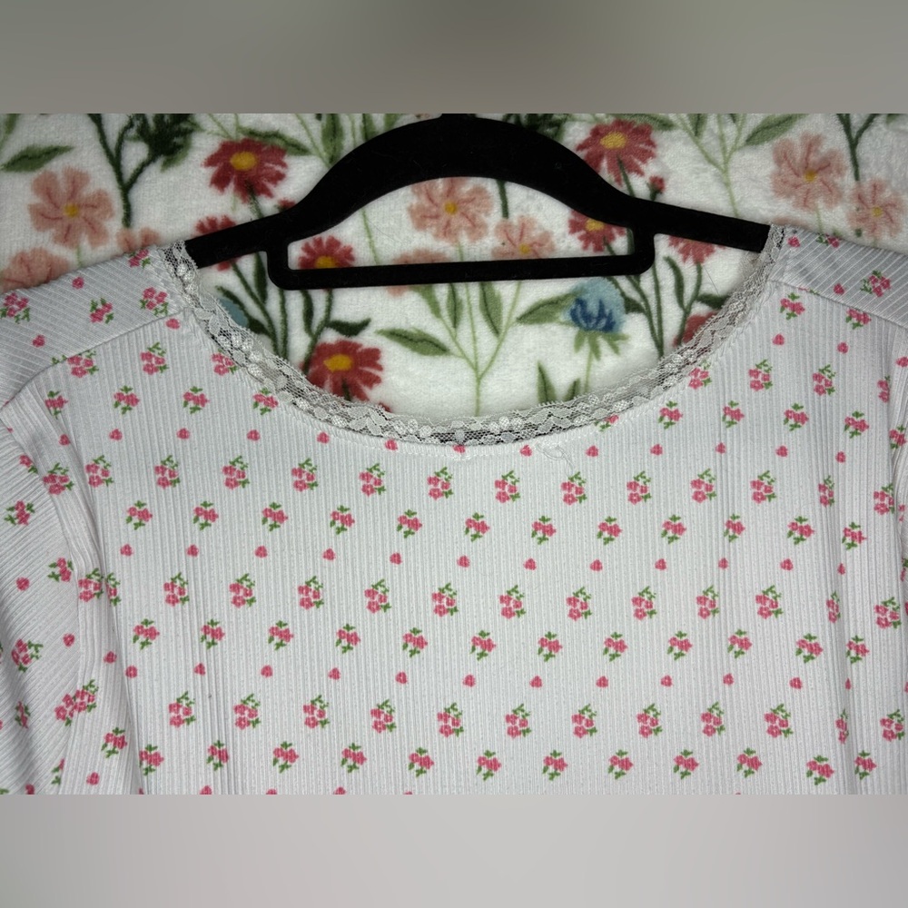 Free Kisses White Short Sleeve Top with Small Pink Floral Print - Picture 3 of 3